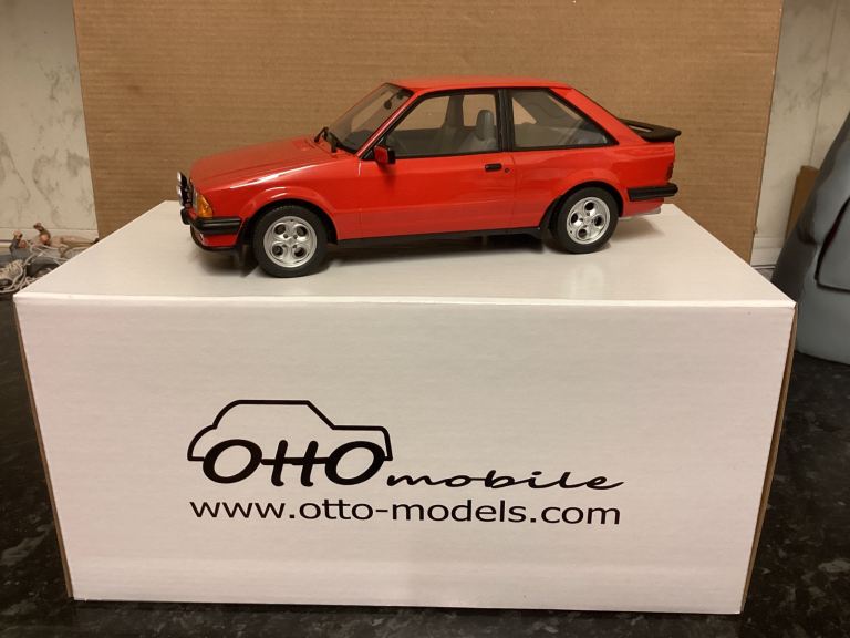 Ford escort XR3 sunburst red 1/18 scale Otto new