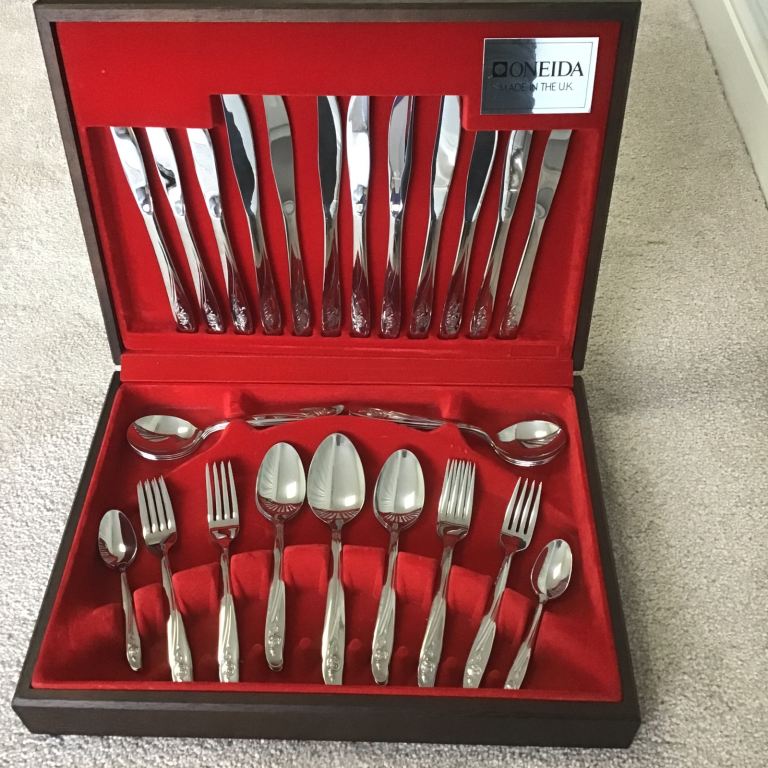 44 piece Oneida “rose pattern” cutlery set, stainless steel 