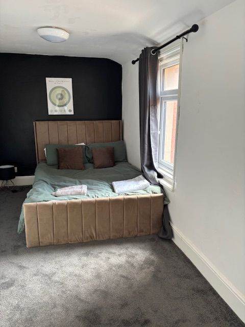 Bargain- Stunning & spacious  fully furnished 5 bed   house on st bedes avenue, blackpool FY4 1AQ 