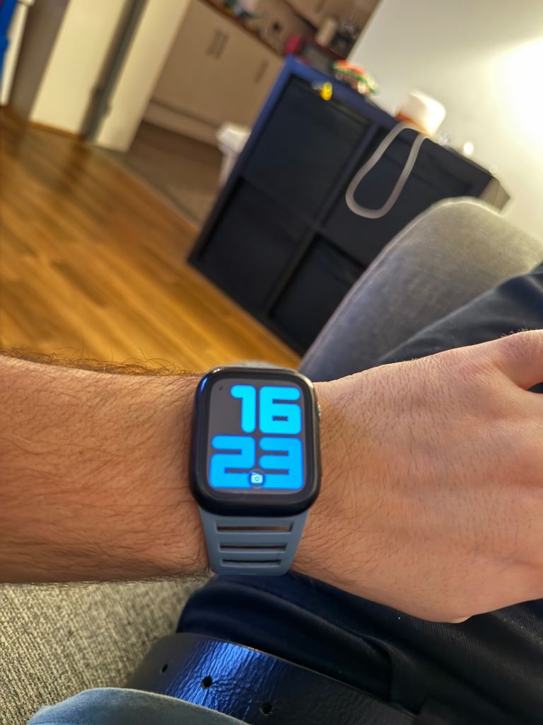 Apple Watch Series 6 44mm + strap/ screen protector 