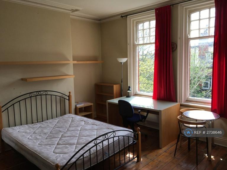 Studio flat in Regent Park Terrace, Leeds, LS6 (#2738646)