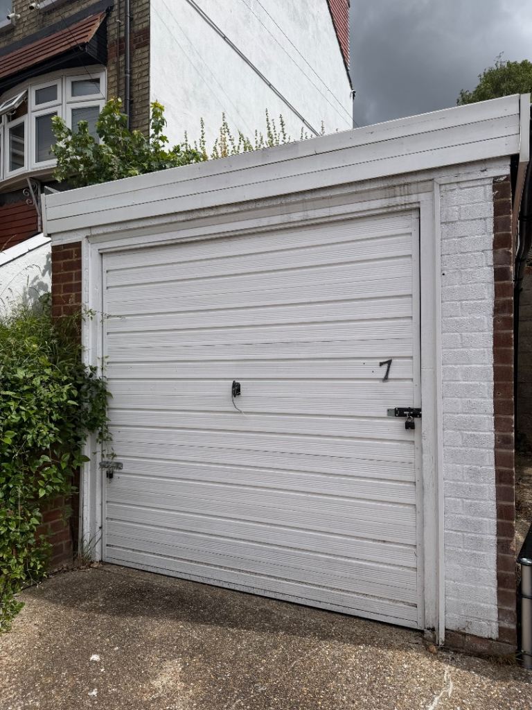 Garage for rent Medway 