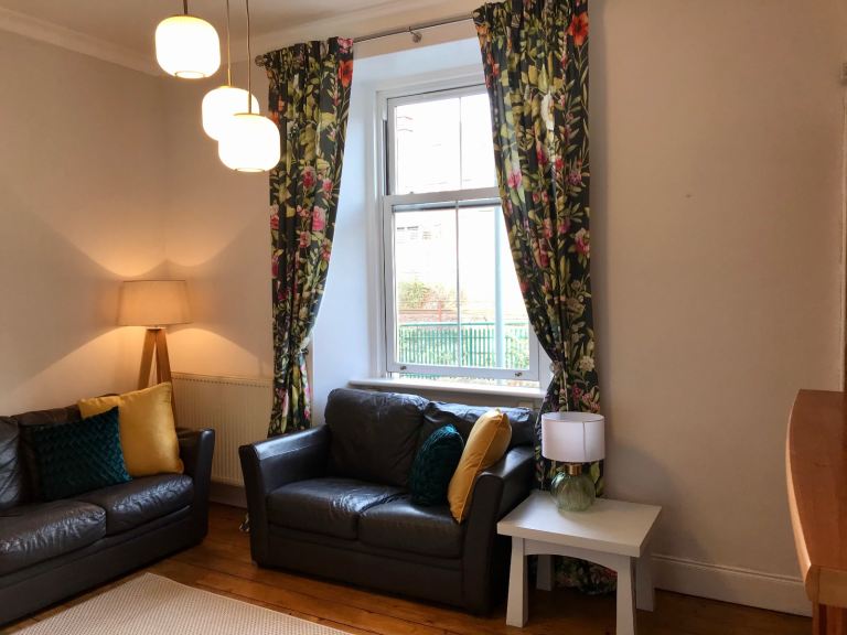 Suberb fully furnished first floor 1 bedroom flat in a quiet common stair