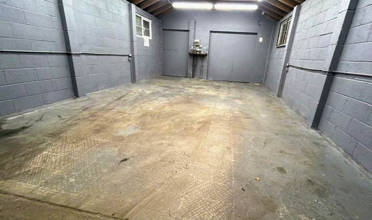 Spacious 35sqm Garage Available for Let – Ideal for Workshop or Storage