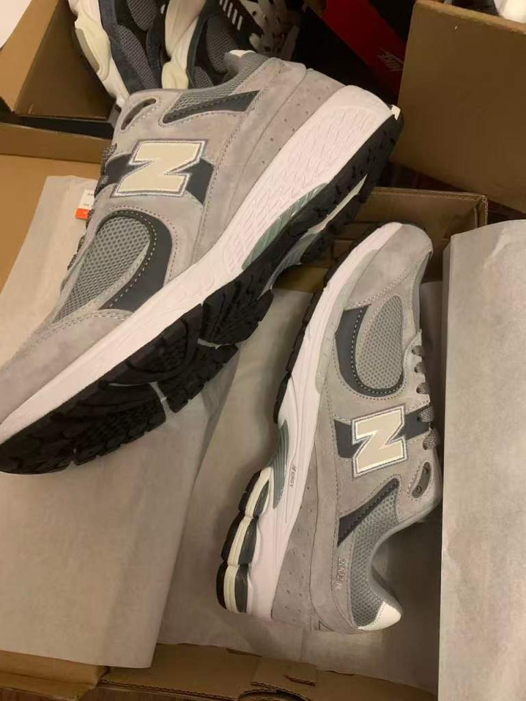 new come with box,New balance 2002 trainers for men ,UK 9/10 available