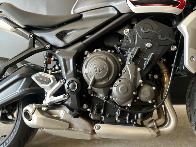 STUNNING ONE OWNER 2022/22 TRIUMPH TRIDENT 660 MOTORCYCLE