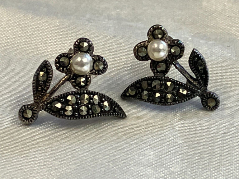 AE JEWELLERY- Vintage Silver 925 & Marcasite Flower Earrings Pearl Centre 2.6 grams