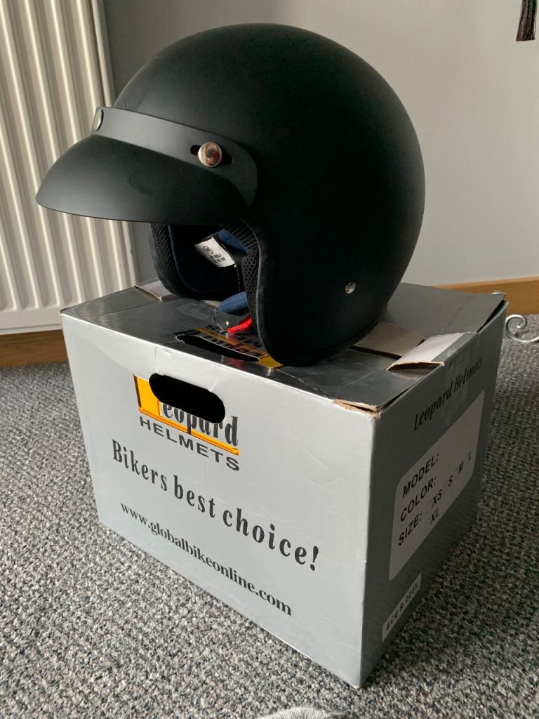 Motorbike/Scooter/Moped helmet - Medium size 57-58cm.