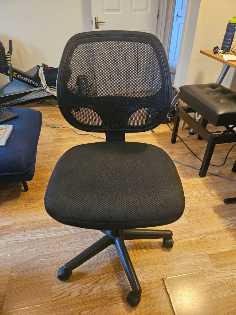 Black Mesh Office Chair with Wheels – Good Condition