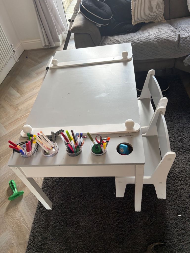 Kids Wooden Art Easel Desk with Chairs – Good Condition