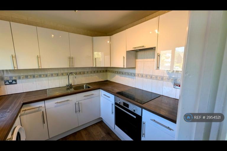 2 bedroom flat in Anthony Road, Croydon, SE25 (2 bed) (#2954521)