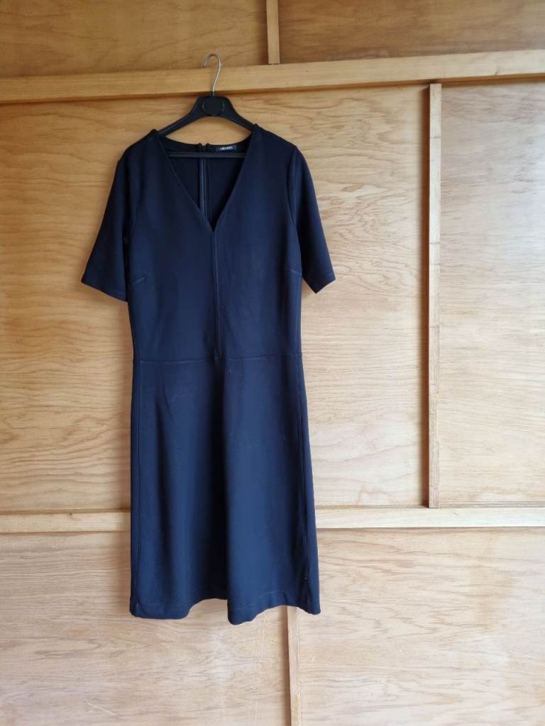 Olsen black black dress with V Neck And short length sleeves. VGC. UK 14