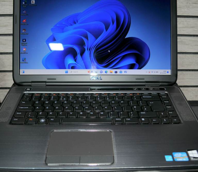 ABSOLUTE BARGAIN Dell laptop with 17.3-inch Screen + Windows 11 + MS ...