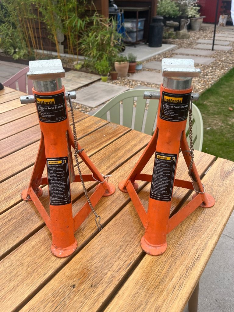 A pair of NEW 2 Tonne Axle stands - Halfords