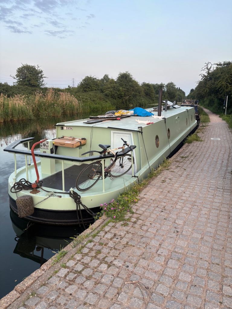 60 x 10 widebeam canalboat perfect for 1/2 people - new skylight installed
