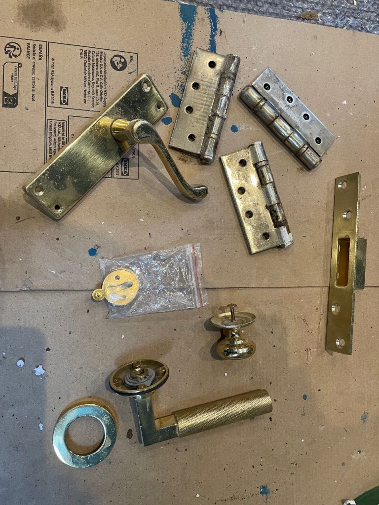 2 brass door handles and other brass fixings 