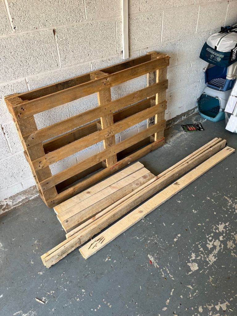 Wooden Pallet and Timber Planks – Great for DIY Projects