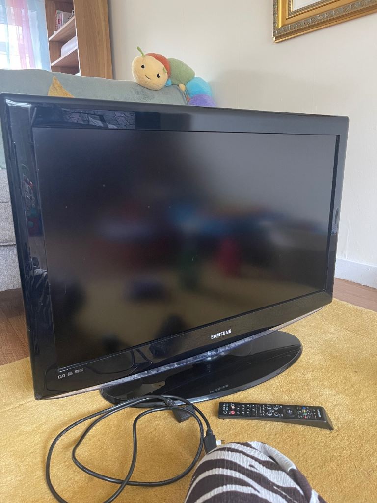 Samsung Flat Screen TV with Remote – Good Condition