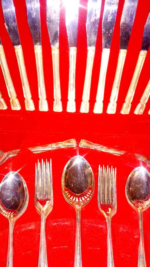 CHRISTMAS SILVER PLATED 44 PIECE CANTEEN CUTLERY SET 