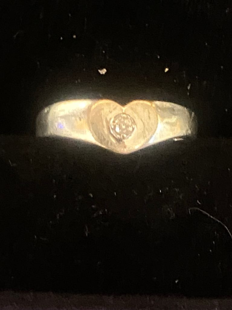 9ct gold heart shaped ring with a diamond in the middle 