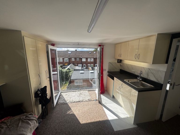 Beautiful loft double room en-suit kitchen and bathroom