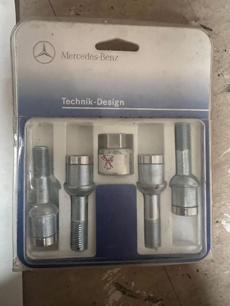 Mercedes locking wheel nut set