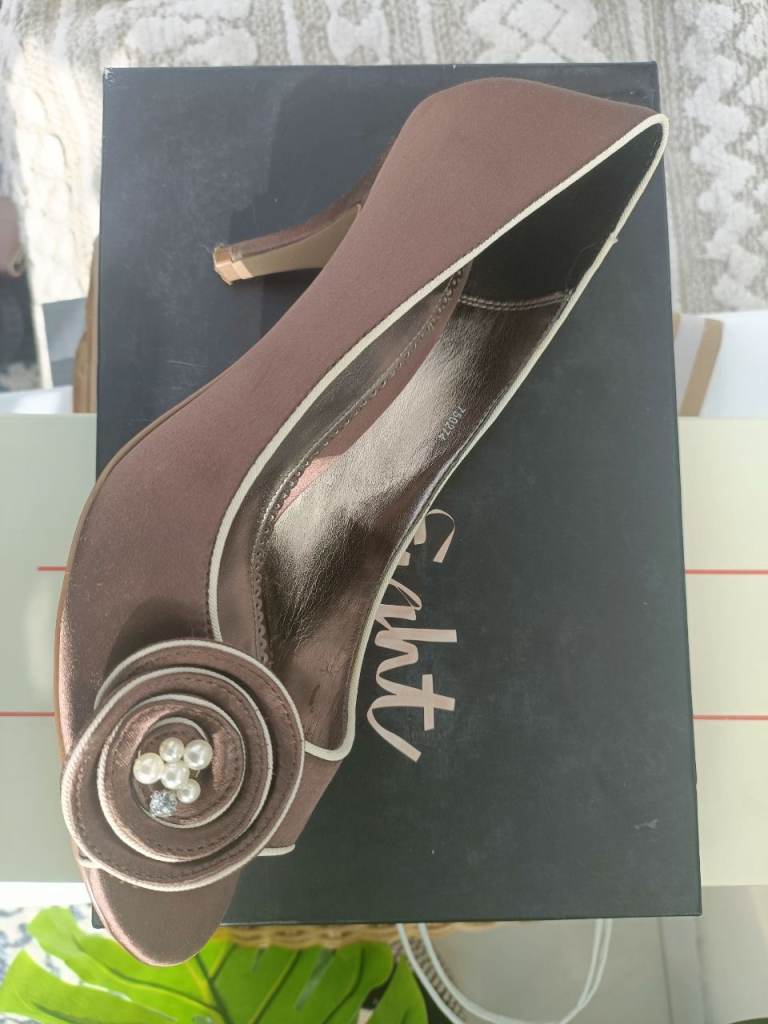 Women's heel shoes size 6/39 with matching bag.