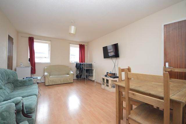Extremely spacious, 3 bedrooms NON HMO flat in West Pilton – available soon