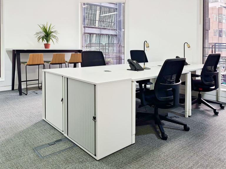 London - EC3A8AA \ Office for Rent with 4 Workstations