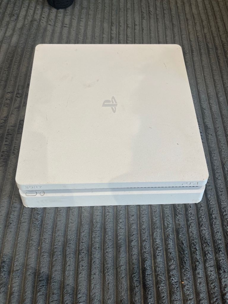 PS4 Slim 