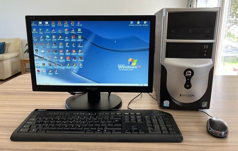 Retro/old school Windows XP gaming PC computer with plenty of games