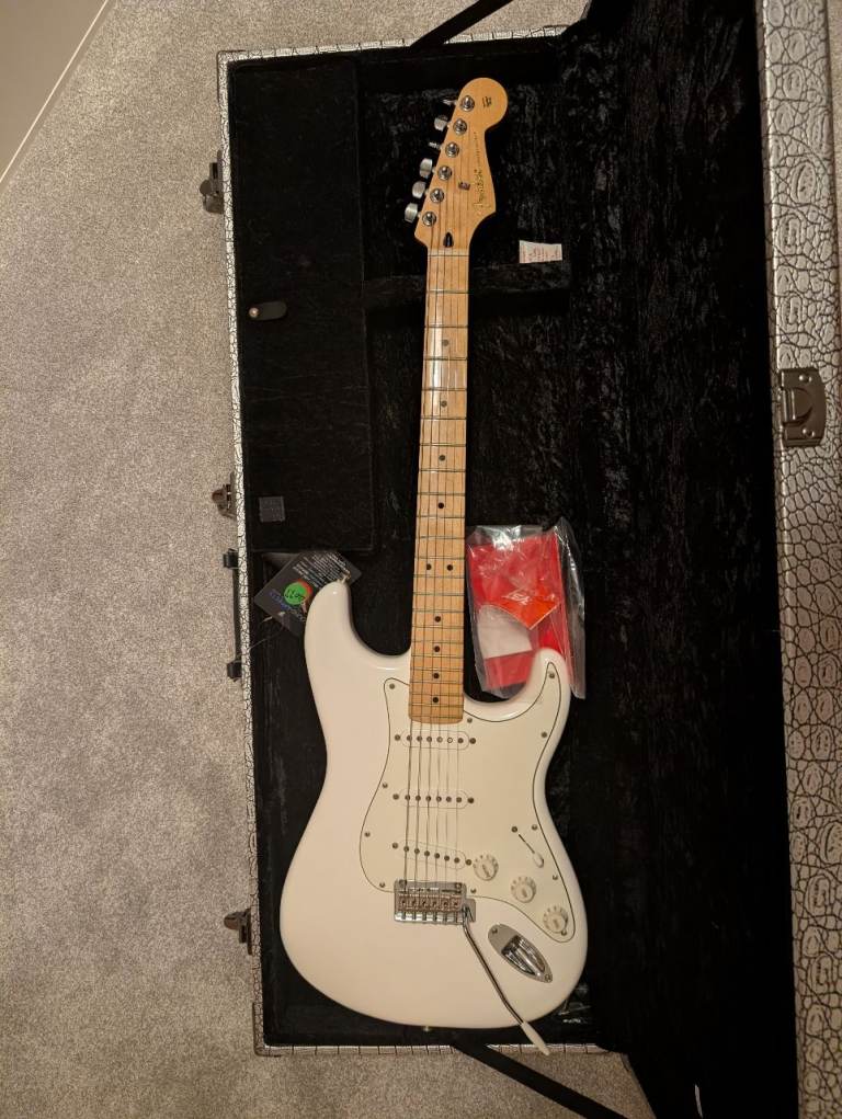 White Mexican Fender Stratocaster + Hard Case