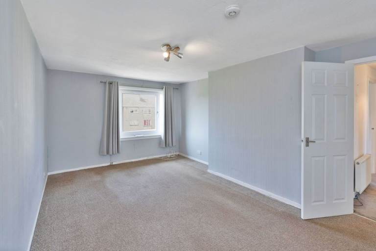 Attractive, 2 bedroom, 3rd floor flat in Magdalene – available immediately