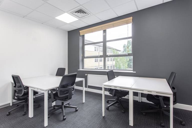 Warrington - WA2 0XP \ Private Office Rental with a 5-Desk Setup