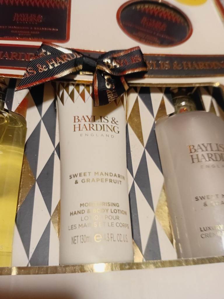 BRAND NEW LARGE BAYLIS & HARDING SET