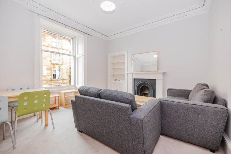 Bright and desirable, 3 bedroom, HMO flat at the Meadows – available now!