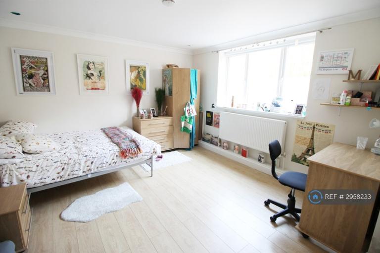 5 bedroom flat in Camden Road, London, NW1 (5 bed) (#2958233)