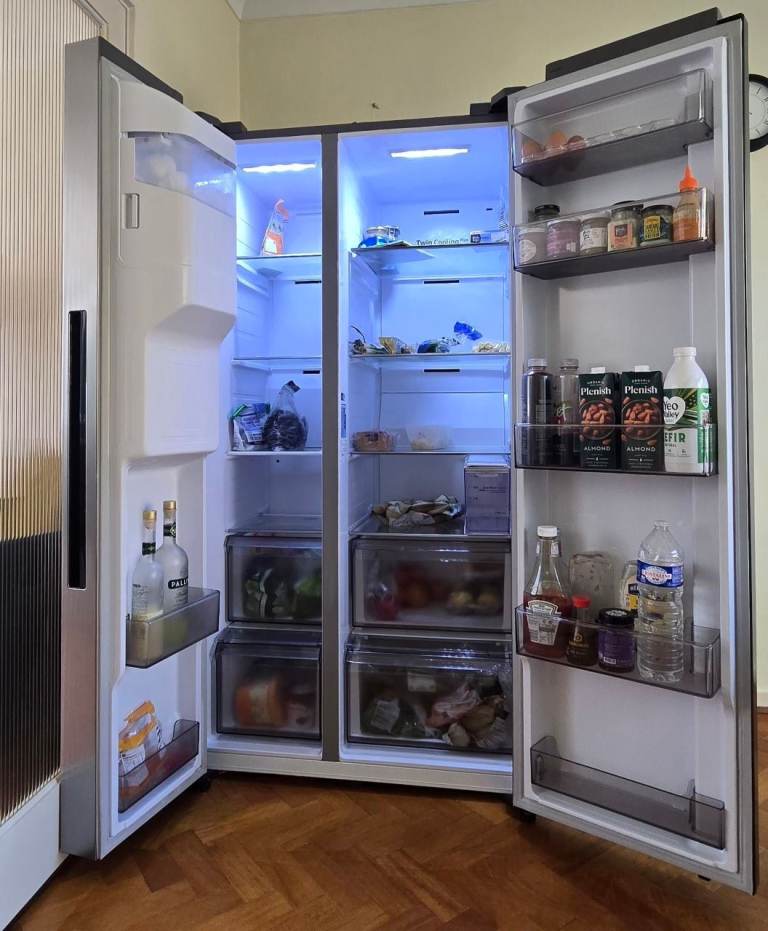 Samsung American Fridge Freezer with Ice + Water dispenser