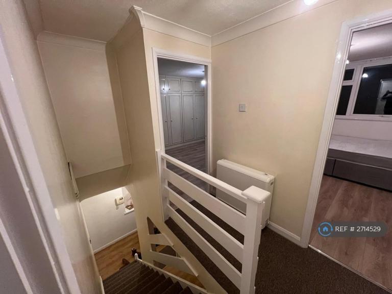 2 bedroom flat in Long Green, Chigwell, IG7 (2 bed) (#2714529)