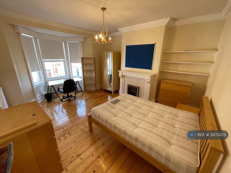 3 bedroom flat in Glenthorn Road, Newcastle Upon Tyne, NE2 (3 bed) (#3073373)
