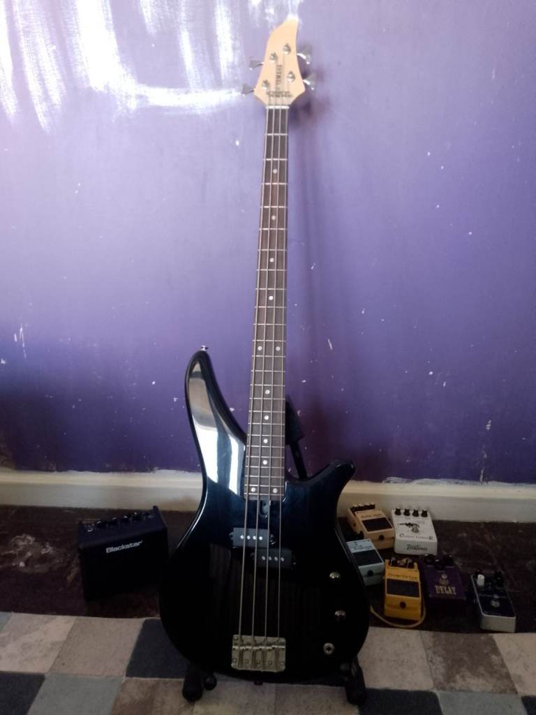 Yamaha bass guitar + gig bag 