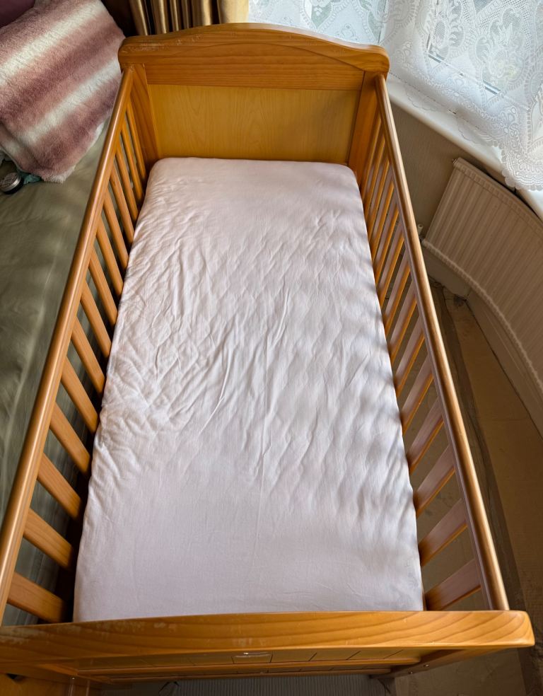 Cot bed with height adjustable 