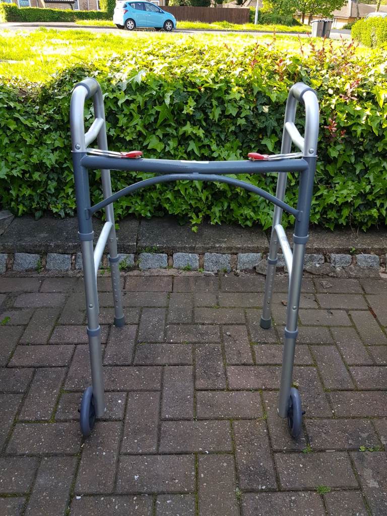 Foldable walking frame