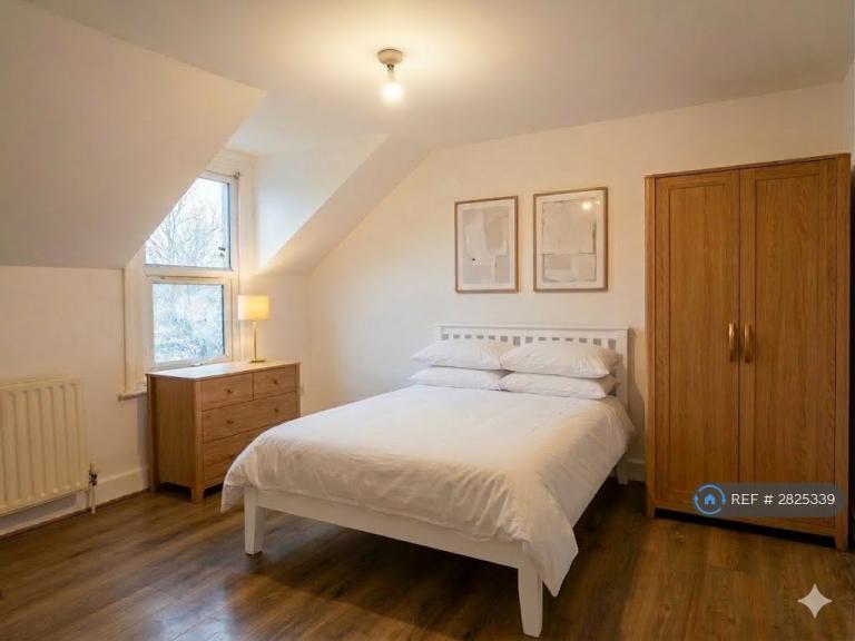 1 bedroom flat in Southampton Way, London, SE5 (1 bed) (#2825339)