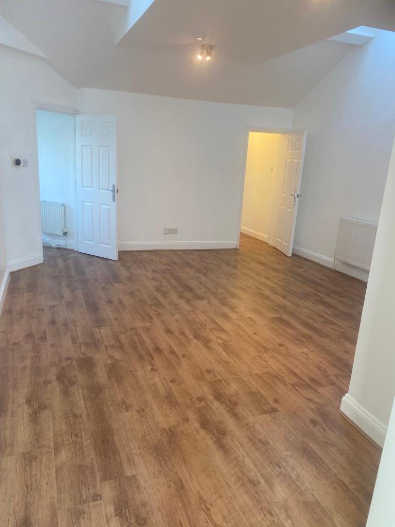 Two bedroom flat in South Croydon. Exclusive of all bills £1600pcm. CR2 7PB .