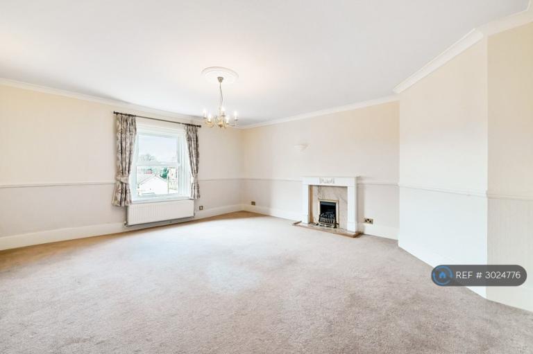 3 bedroom flat in Pittville Circus Road, Cheltenham, GL52 (3 bed) (#3024776)