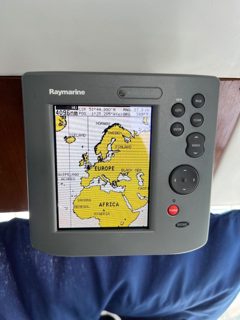 Raymarine. RayChart 435 Chartplotter