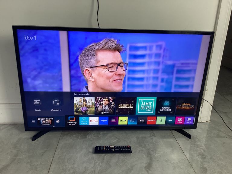 Samsung 32” Smart 4K LED TV with WiFi & Apps – Great Condition – £100
