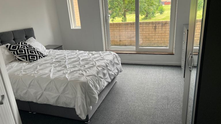 Large En-suite double room to rent in Fishermead 