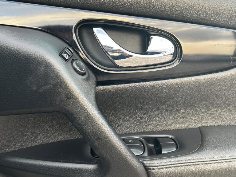 2014 Nissan Qashqai 1.6 dCi Tekna 5dr Xtronic HATCHBACK DIESEL Automatic